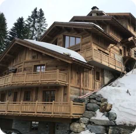 Travaux de menuiserie en bois aux motifs complexes.